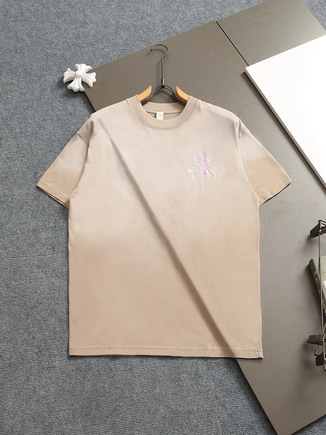 🅿️220 Chrome hearts ch Chrome hearts cross pink hot diamond short-sleeved t-shirt. Advanced tie-dye technology. Large version. Loose and stylish. Low version, slim and long version with upper body and raised hips. 100% commitment: top quality, not fast food. The highest version on the market. Top quality, 320 grams. 26 custom-dyed double yarn cotton, same style for men and women, complete with three standards. Color: Six colors available, available to the public. Size: XS-L. Size chart: